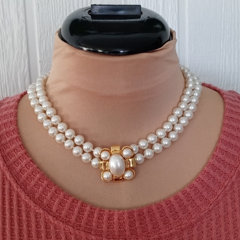 Double strand pearl necklace 16 in nice easy safety clasp